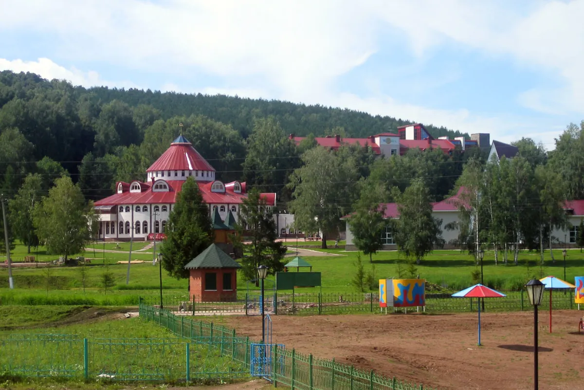 Корпуса санатория Красноусольский среди леса