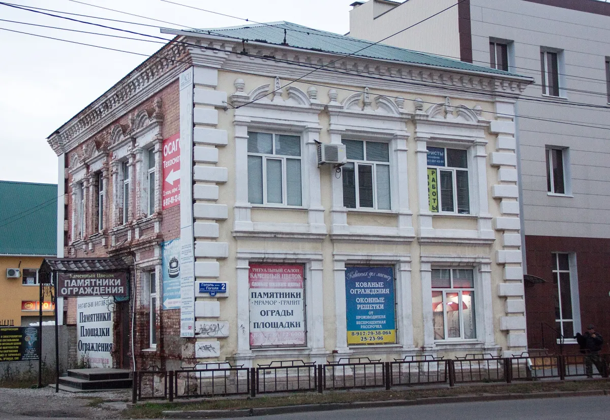 Старое кирпичное здание торговых рядов в центре Стерлитамака