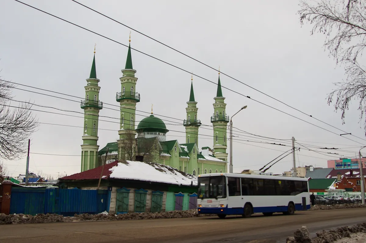 Троллейбус на улице Стерлитамака рядом с мечетью